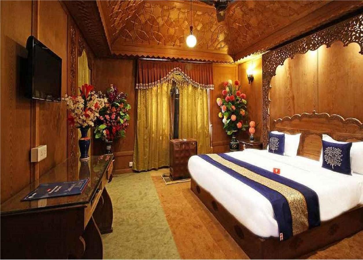 Calm Holiday Inn Σριναγκάρ Εξωτερικό φωτογραφία