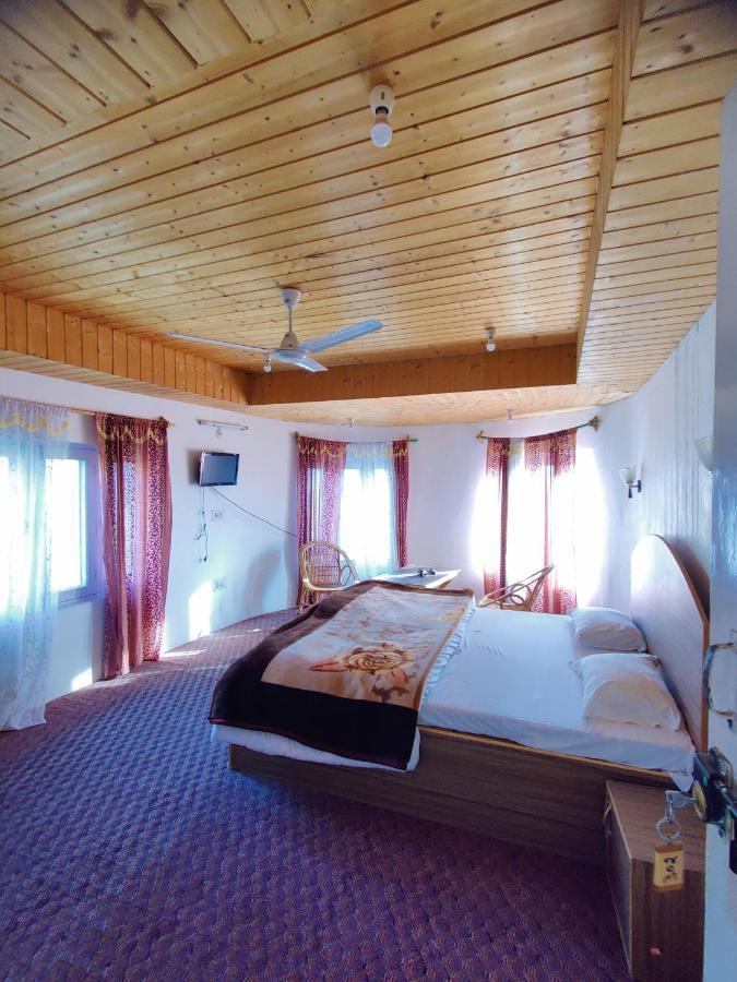 Calm Holiday Inn Σριναγκάρ Εξωτερικό φωτογραφία