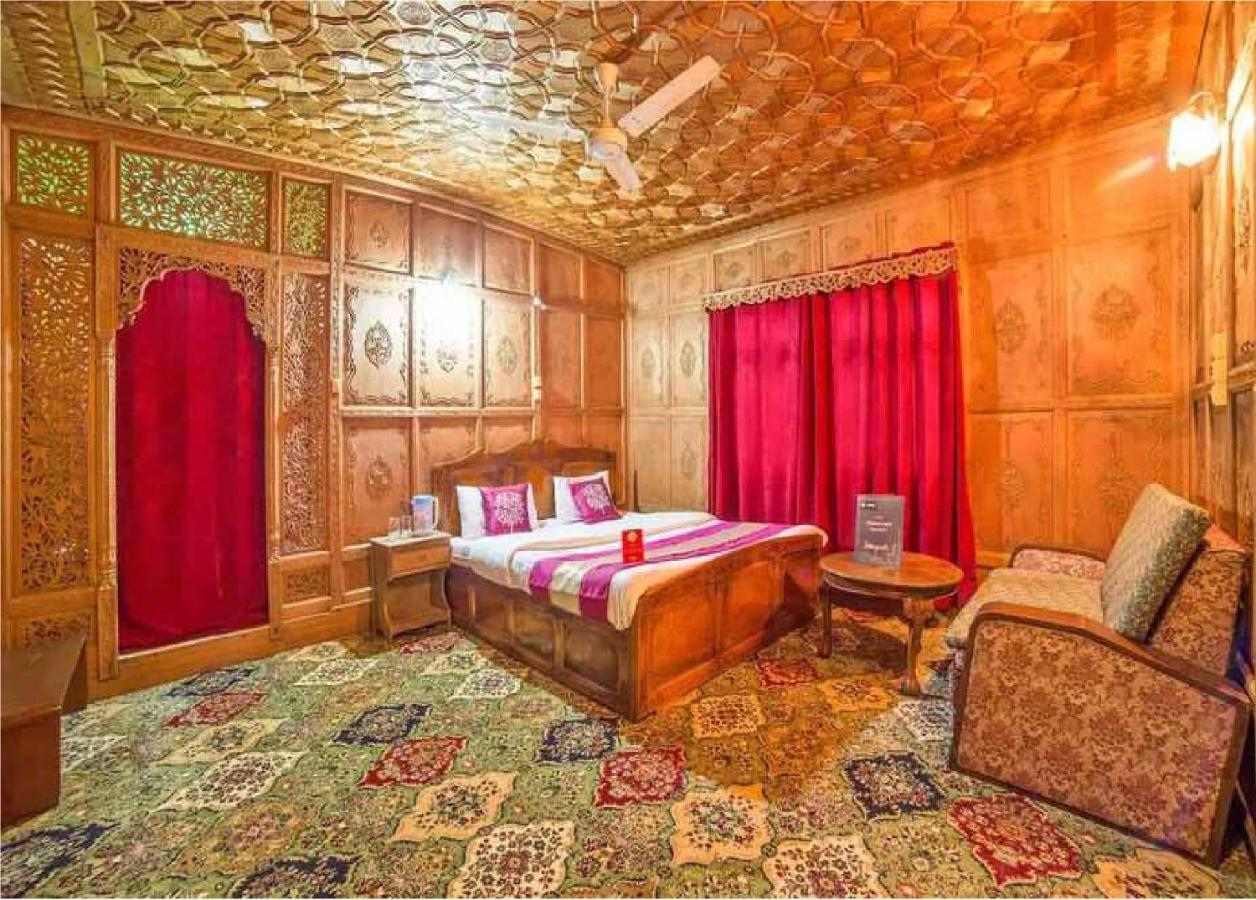 Calm Holiday Inn Σριναγκάρ Εξωτερικό φωτογραφία
